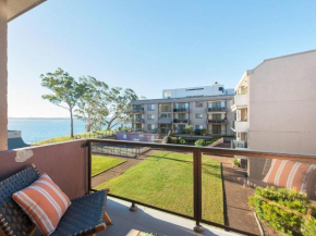 The Poplars, 24,36 Magnus Street - Unit with views, air con and wifi in a complex with a pool